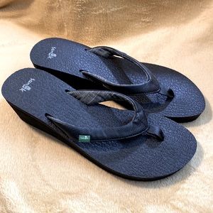 Sanuk | black wedge platform flip flop sandals. Size 8